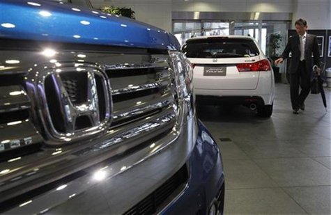 A visitor looks at Honda Motor's cars at the company showroom in Tokyo April 27, 2012. REUTERS/Kim Kyung-Hoon A visitor looks at Honda Motor's cars at the company showroom in Tokyo April 27, 2012. REUTERS/Kim Kyung-Hoon
