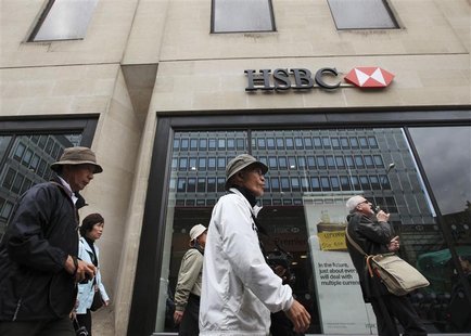 Tourists pass an HSBC bank in central London, May 8, 2012. REUTERS/Olivia Harris Tourists pass an HSBC bank in central London, May 8, 2012. REUTERS/Olivia Harris