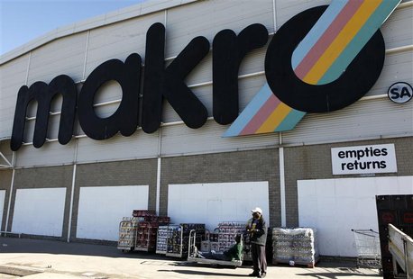 Shoppers wait to load their purchases in a truck outside the Makro branch of South African retailer Massmart in Johannesburg May 31, 2011. R Shoppers wait to load their purchases in a truck outside the Makro branch of South African retailer Massmart in Johannesburg May 31, 2011. R