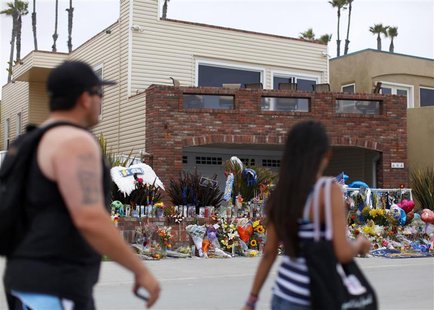 A memorial continues to grow outside the beach front home of former NFL linebacker Junior Seau on the eve of his funeral in Oceanside, Calif A memorial continues to grow outside the beach front home of former NFL linebacker Junior Seau on the eve of his funeral in Oceanside, Calif