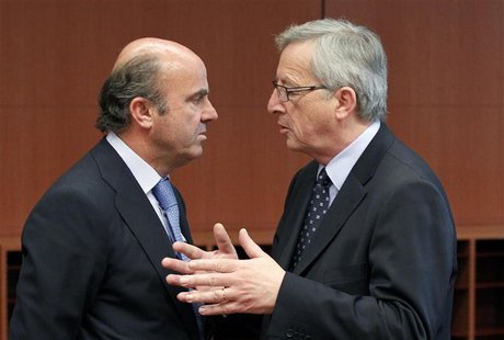 Spain's Economy Minister Luis de Guindos listens to Luxembourg's Prime Minister and Eurogroup chairman Jean-Claude Juncker (R) at the start Spain's Economy Minister Luis de Guindos listens to Luxembourg's Prime Minister and Eurogroup chairman Jean-Claude Juncker (R) at the start