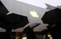 Customers enter the Apple flagship retail store to purchase the new iPad in San Francisco, California March 16, 2012. REUTERS/Robert Galbrai
