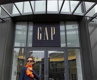 A woman walks past the Gap flagship store in San Francisco, California August 18, 2011. REUTERS/Robert Galbraith