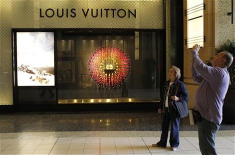 Tourists are pictured in front of a Louis Vuitton boutique in Hollywood, California March 20, 2012. REUTERS/Fred Prouser Tourists are pictured in front of a Louis Vuitton boutique in Hollywood, California March 20, 2012. REUTERS/Fred Prouser