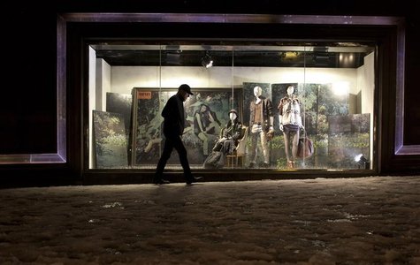 A commuter walks down Fifth Avenue past a store front advertising winter clothing in New York October 29, 2011. REUTERS/Andrew Kelly A commuter walks down Fifth Avenue past a store front advertising winter clothing in New York October 29, 2011. REUTERS/Andrew Kelly