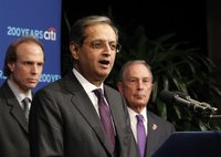 Citigroup CEO Vikram Pandit (C), EIU Director of Global Forecasting Leo Abruzzese (L) and New York City Mayor Michael Bloomberg announce tha