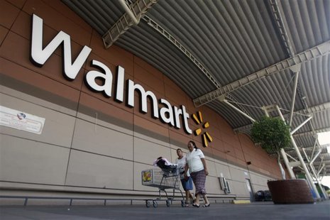 Shoppers cart their purchases from a Wal-Mart store in Mexico City, April 24, 2012. REUTERS/Edgard Garrido Shoppers cart their purchases from a Wal-Mart store in Mexico City, April 24, 2012. REUTERS/Edgard Garrido