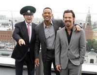 "Men in Black 3" cast members Will Smith (C) and Josh Brolin (R) and director Barry Sonnenfeld pose during a photocall in Moscow May 18, 201