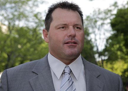 Former Major League Baseball pitcher Roger Clemens arrives at the federal courthouse in Washington April 16, 2012. REUTERS/Yuri Gripas Former Major League Baseball pitcher Roger Clemens arrives at the federal courthouse in Washington April 16, 2012. REUTERS/Yuri Gripas