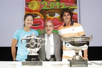 Rafael Nadal of Spain (R) and Li Na of China pose with French Tennis Federation (FFT) President Jean Gachassin (C) during the draw ceremony 
