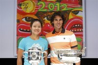 Rafael Nadal of Spain (R) and Li Na of China pose during the draw ceremony for the French Open tennis tournament at the Roland Garros stadiu