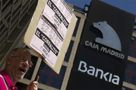 A man shouts slogans during a protest outside headquarters of Spain's fourth largest bank Bankia in Madrid May 24, 2012. REUTERS/Sergio Pere A man shouts slogans during a protest outside headquarters of Spain's fourth largest bank Bankia in Madrid May 24, 2012. REUTERS/Sergio Pere