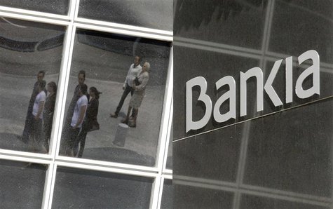 Pedestrians are reflected in the Bankia headquarters building in Madrid May 26, 2012. REUTERS/Andrea Comas Pedestrians are reflected in the Bankia headquarters building in Madrid May 26, 2012. REUTERS/Andrea Comas