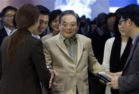Samsung Electronics Chairman Lee Kun-hee meets with reporters after touring the Samsung booth at the 2012 International Consumer Electronics Samsung Electronics Chairman Lee Kun-hee meets with reporters after touring the Samsung booth at the 2012 International Consumer Electronics