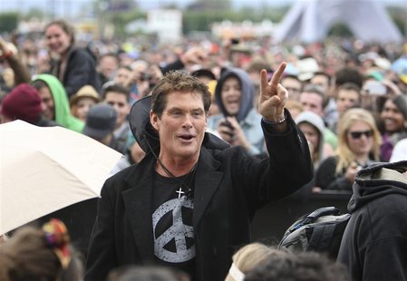 Actor David Hasselhoff shows the peace sign at the Coachella Valley Music and Arts Festival in Indio, California April 13, 2012. REUTERS/Dav Actor David Hasselhoff shows the peace sign at the Coachella Valley Music and Arts Festival in Indio, California April 13, 2012. REUTERS/Dav