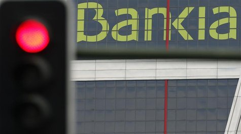 The headquarters of nationalised lender Bankia is seen beside a red traffic light in Madrid May 30, 2012. REUTERS/Sergio Perez The headquarters of nationalised lender Bankia is seen beside a red traffic light in Madrid May 30, 2012. REUTERS/Sergio Perez