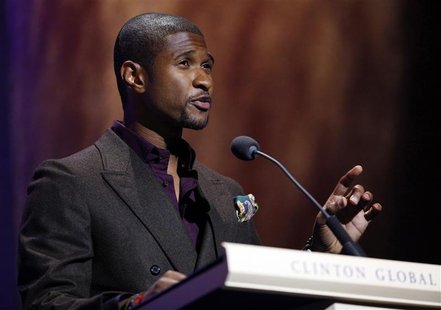 Singer Usher Raymond presents one of the Clinton Global Citizen Awards at the Clinton Global Initiative in New York, September 24, 2009. REU Singer Usher Raymond presents one of the Clinton Global Citizen Awards at the Clinton Global Initiative in New York, September 24, 2009. REU