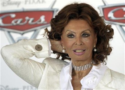 Italian actress Sophia Loren poses during a photo call for the movie "Cars 2 (3D)" in Rome June 15, 2011. REUTERS/Remo Casilli Italian actress Sophia Loren poses during a photo call for the movie "Cars 2 (3D)" in Rome June 15, 2011. REUTERS/Remo Casilli