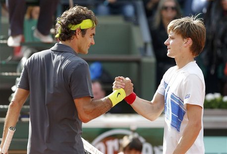Roger Federer of Switzerland (L) shakes hands with David Goffin of Belgium after winning his match during the French Open tennis tournament Roger Federer of Switzerland (L) shakes hands with David Goffin of Belgium after winning his match during the French Open tennis tournament