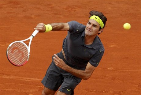 Roger Federer of Switzerland serves to Juan Martin Del Potro of Argentina during their quarter-final match at the French Open tennis tournam Roger Federer of Switzerland serves to Juan Martin Del Potro of Argentina during their quarter-final match at the French Open tennis tournam