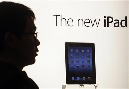 A man lines up to collect his pre-ordered new iPad outside an Apple store in Hong Kong March 16, 2012. REUTERS/Tyrone Siu A man lines up to collect his pre-ordered new iPad outside an Apple store in Hong Kong March 16, 2012. REUTERS/Tyrone Siu