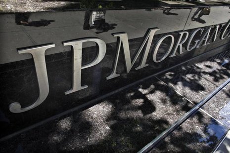 Commuters are reflected in stone as they walk past the JP Morgan headquarters in New York, May 17, 2012. REUTERS/Eduardo Munoz Commuters are reflected in stone as they walk past the JP Morgan headquarters in New York, May 17, 2012. REUTERS/Eduardo Munoz