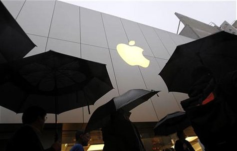 Customers enter the Apple flagship retail store to purchase the new iPad in San Francisco, California March 16, 2012. REUTERS/Robert Galbrai Customers enter the Apple flagship retail store to purchase the new iPad in San Francisco, California March 16, 2012. REUTERS/Robert Galbrai