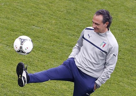 Italy's coach Cesare Prandelli plays with the ball during a training session during the Euro 2012 at city stadium in Poznan, June 13, 2012. Italy's coach Cesare Prandelli plays with the ball during a training session during the Euro 2012 at city stadium in Poznan, June 13, 2012.