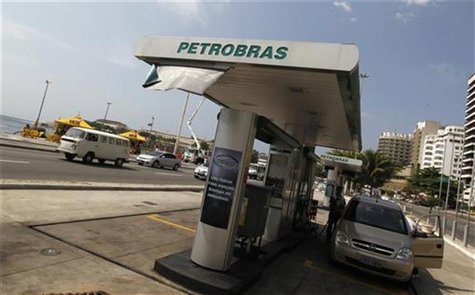 A Petrobras gas station is seen at Copacabana Beach in Rio de Janeiro September 24, 2010. REUTERS/Bruno Domingos A Petrobras gas station is seen at Copacabana Beach in Rio de Janeiro September 24, 2010. REUTERS/Bruno Domingos