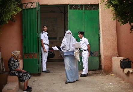 Soldiers stand guard as voters wait outside a polling station at a school in Cairo June 16, 2012. REUTERS/Suhaib Salem Soldiers stand guard as voters wait outside a polling station at a school in Cairo June 16, 2012. REUTERS/Suhaib Salem
