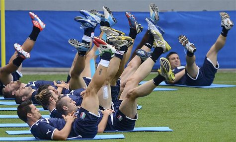 Italy's soccer players stretch during a training session during the Euro 2012 in Krakow June 20, 2012. REUTERS/Nigel Roddis Italy's soccer players stretch during a training session during the Euro 2012 in Krakow June 20, 2012. REUTERS/Nigel Roddis