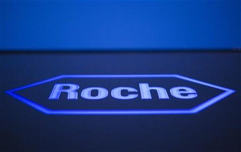 A logo of Swiss pharmaceutical company Roche is pictured in front of a company's building in Rotkreuz, April 12, 2012. REUTERS/Michael Buhol A logo of Swiss pharmaceutical company Roche is pictured in front of a company's building in Rotkreuz, April 12, 2012. REUTERS/Michael Buhol