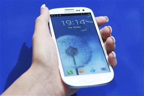 A woman holds up her new Samsung Galaxy S III after it was launched at Westfield in west London, May 29, 2012. REUTERS/Olivia Harris A woman holds up her new Samsung Galaxy S III after it was launched at Westfield in west London, May 29, 2012. REUTERS/Olivia Harris