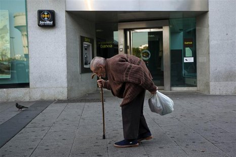 An elderly man walks past a branch of Spain's lender bank Bankia in Madrid June 25, 2012. REUTERS/Susana Vera An elderly man walks past a branch of Spain's lender bank Bankia in Madrid June 25, 2012. REUTERS/Susana Vera