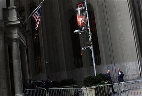 Traders stand outside the New York Stock Exchange August 8, 2011. REUTERS/Shannon Stapleton Traders stand outside the New York Stock Exchange August 8, 2011. REUTERS/Shannon Stapleton