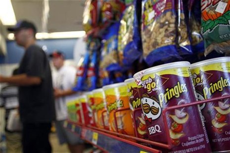 Containers of Pringles chips, a product of Procter & Gamble, are displayed at a gas station in Phoenix, Arizona October 27, 2011. REUTERS/Jo Containers of Pringles chips, a product of Procter & Gamble, are displayed at a gas station in Phoenix, Arizona October 27, 2011. REUTERS/Jo