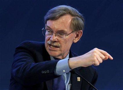World Bank President Robert Zoellick attends a panel during a B20 meeting prior to the G20 summit in Los Cabos June 17, 2012. REUTERS/Andres World Bank President Robert Zoellick attends a panel during a B20 meeting prior to the G20 summit in Los Cabos June 17, 2012. REUTERS/Andres
