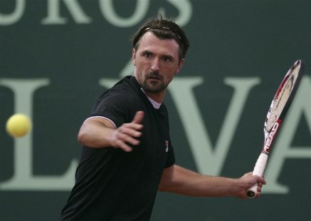 Goran Ivanisevic of Croatia returns the ball to Pat Cash of Australia at the ATP Champions Tour tournament in Bogota March 18, 2010. REUTERS Goran Ivanisevic of Croatia returns the ball to Pat Cash of Australia at the ATP Champions Tour tournament in Bogota March 18, 2010. REUTERS
