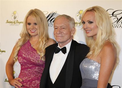 Playboy magazine founder Hugh Hefner and girlfriends Anna Sophia Berglund (L) and Shera Bechard arrive at the Society of Singers annual dinn Playboy magazine founder Hugh Hefner and girlfriends Anna Sophia Berglund (L) and Shera Bechard arrive at the Society of Singers annual dinn