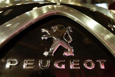 The Logo of French carmaker Peugeot is seen on a car in Paris January 13, 2009. REUTERS/Charles Platiau The Logo of French carmaker Peugeot is seen on a car in Paris January 13, 2009. REUTERS/Charles Platiau
