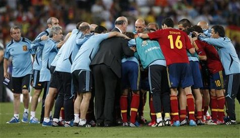 Spain's coach Vicente del Bosque (C) talks to his players before the first half of extra time during their Euro 2012 semi-final soccer match Spain's coach Vicente del Bosque (C) talks to his players before the first half of extra time during their Euro 2012 semi-final soccer match