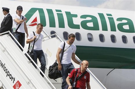 Italy's national soccer players Riccardo Montolivo (2nd L) Emanuele Giaccherini (C) and Salvatore Sirigu (2nd R) disembark from the team pla Italy's national soccer players Riccardo Montolivo (2nd L) Emanuele Giaccherini (C) and Salvatore Sirigu (2nd R) disembark from the team pla