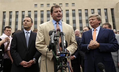 Former baseball star Roger Clemens speaks outside Federal District Court in Washington June 18, 2012. REUTERS/Kevin Lamarque Former baseball star Roger Clemens speaks outside Federal District Court in Washington June 18, 2012. REUTERS/Kevin Lamarque