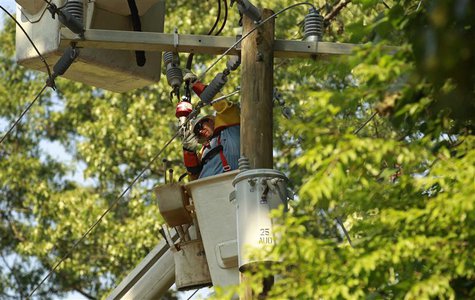 A lineman works to restore power to a neighborhood of Falls Church, Virginia July 3, 2012. REUTERS/Kevin Lamarque A lineman works to restore power to a neighborhood of Falls Church, Virginia July 3, 2012. REUTERS/Kevin Lamarque
