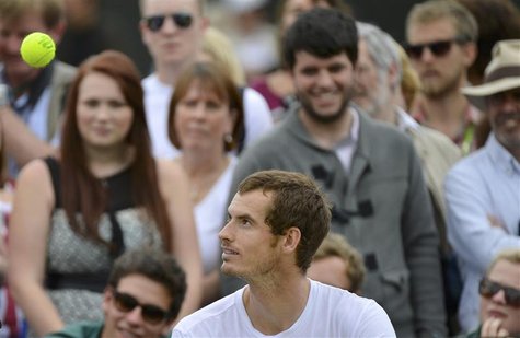 Andy Murray of Britain is watched by spectators during a training session at the Wimbledon tennis championships in London July 5, 2012. REUT Andy Murray of Britain is watched by spectators during a training session at the Wimbledon tennis championships in London July 5, 2012. REUT