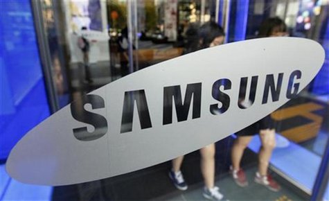 Students walk out of a showroom at the headquarters of Samsung Electronics in Seoul October 28, 2011. REUTERS/Jo Yong-Hak Students walk out of a showroom at the headquarters of Samsung Electronics in Seoul October 28, 2011. REUTERS/Jo Yong-Hak