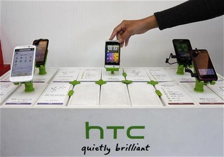 A shop attendant arranges HTC phones in a mobile phone store in Taipei November 24, 2011. REUTERS/Pichi Chuang A shop attendant arranges HTC phones in a mobile phone store in Taipei November 24, 2011. REUTERS/Pichi Chuang