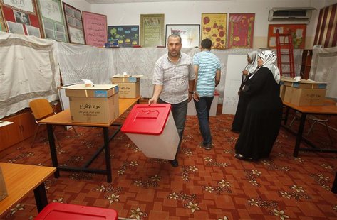Electoral workers arrange polling materials at a polling station in Tripoli July 5, 2012. REUTERS/Ismail Zitouny Electoral workers arrange polling materials at a polling station in Tripoli July 5, 2012. REUTERS/Ismail Zitouny