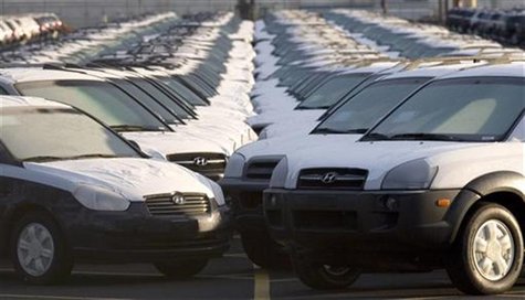 Imported cars line a parking lot at a shipping terminal in Portland, Oregon February 16, 2006. REUTERS/Richard Clement Imported cars line a parking lot at a shipping terminal in Portland, Oregon February 16, 2006. REUTERS/Richard Clement
