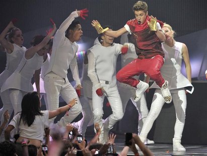Singer Justin Bieber (R) performs during the MuchMusic Video Awards in Toronto June 17, 2012. REUTERS/Mike Cassese Singer Justin Bieber (R) performs during the MuchMusic Video Awards in Toronto June 17, 2012. REUTERS/Mike Cassese